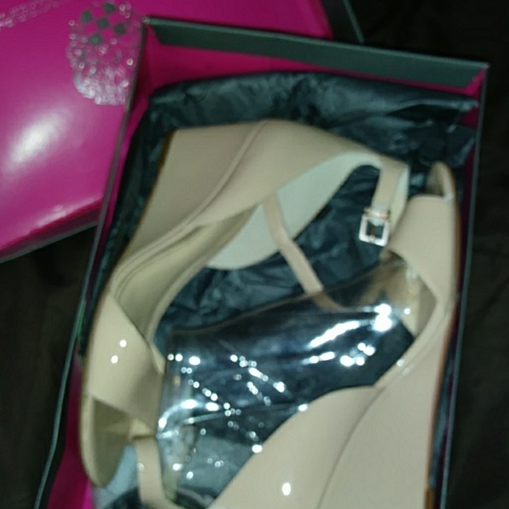 Vince beige patent leather.